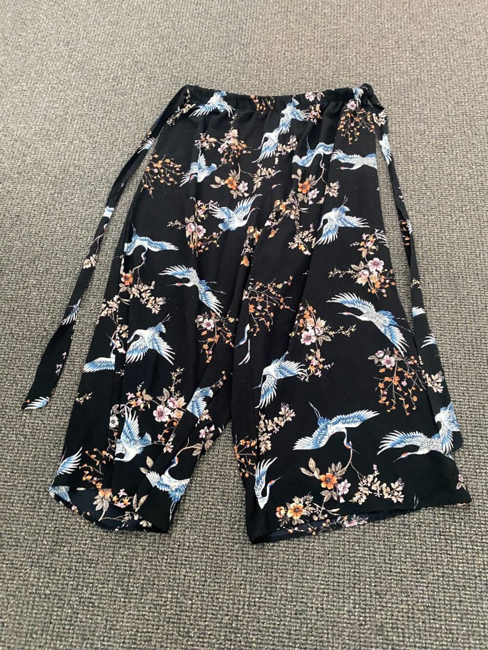 Previously Owned ZENOBIA Black Bird Floral Culottes With Stretch Waist 2XL